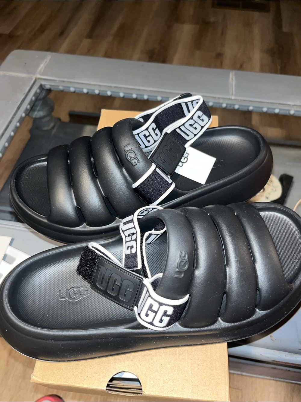 UGG W Sport Yeah Sandals with Logo Strap - Picture 4 of 8